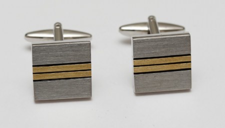 Mansjettknapper i børstet stål med gullfargede striper