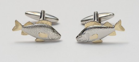 Mansjettknapper med fisk i sølv- og gullfarge